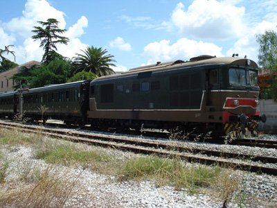 4_Treno_in_sosta_a_Canosa_1