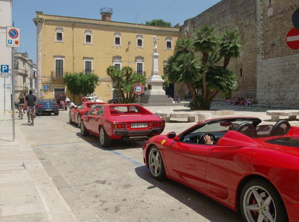 raduno-ferrari-per-il-paese