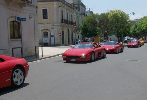 raduno-ferrari-verso-la-cor