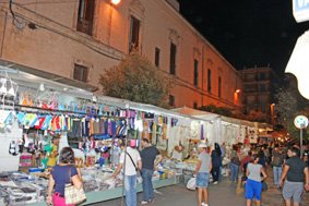mercatino-notturno-via-mani