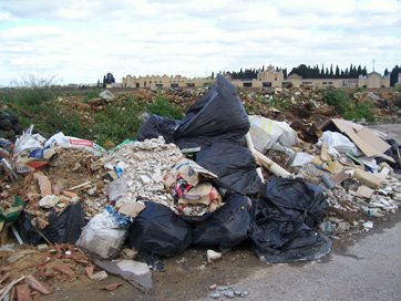 rifiuti-cimitero-e-spazzatu