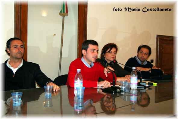 giu-sipario-tavolo-relatori