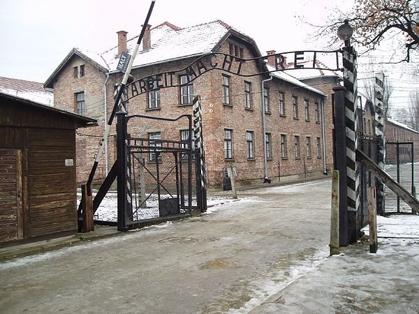 600px-Auschwitz_gate_tbertor1