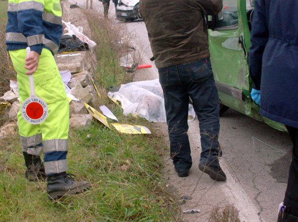 cadavere-bordo-strada