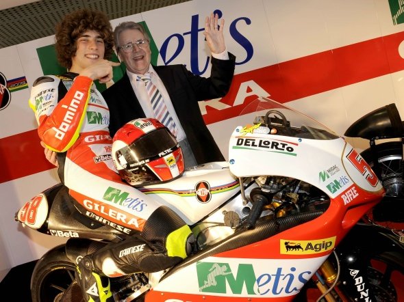 marco_simoncelli_with_geoff_duke