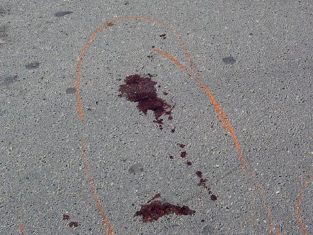 tracce-di-sangue-su-asfalto