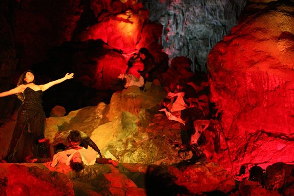 hell_in_the_cave_2011