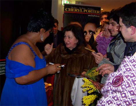 mina-in-black-autografi