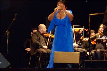 mina-in-black-esibizione