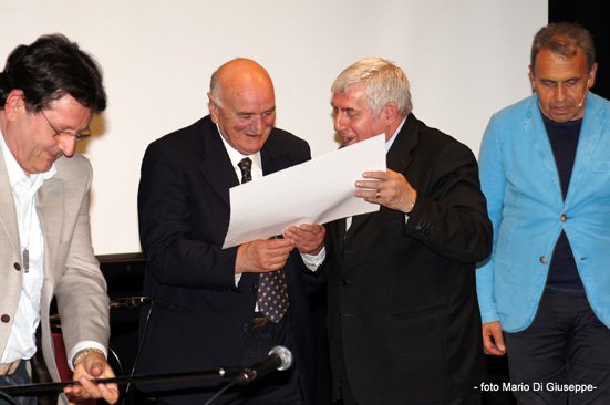 giannino-consegna-pergamena