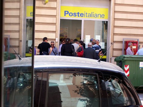 poste-attese-per-strada