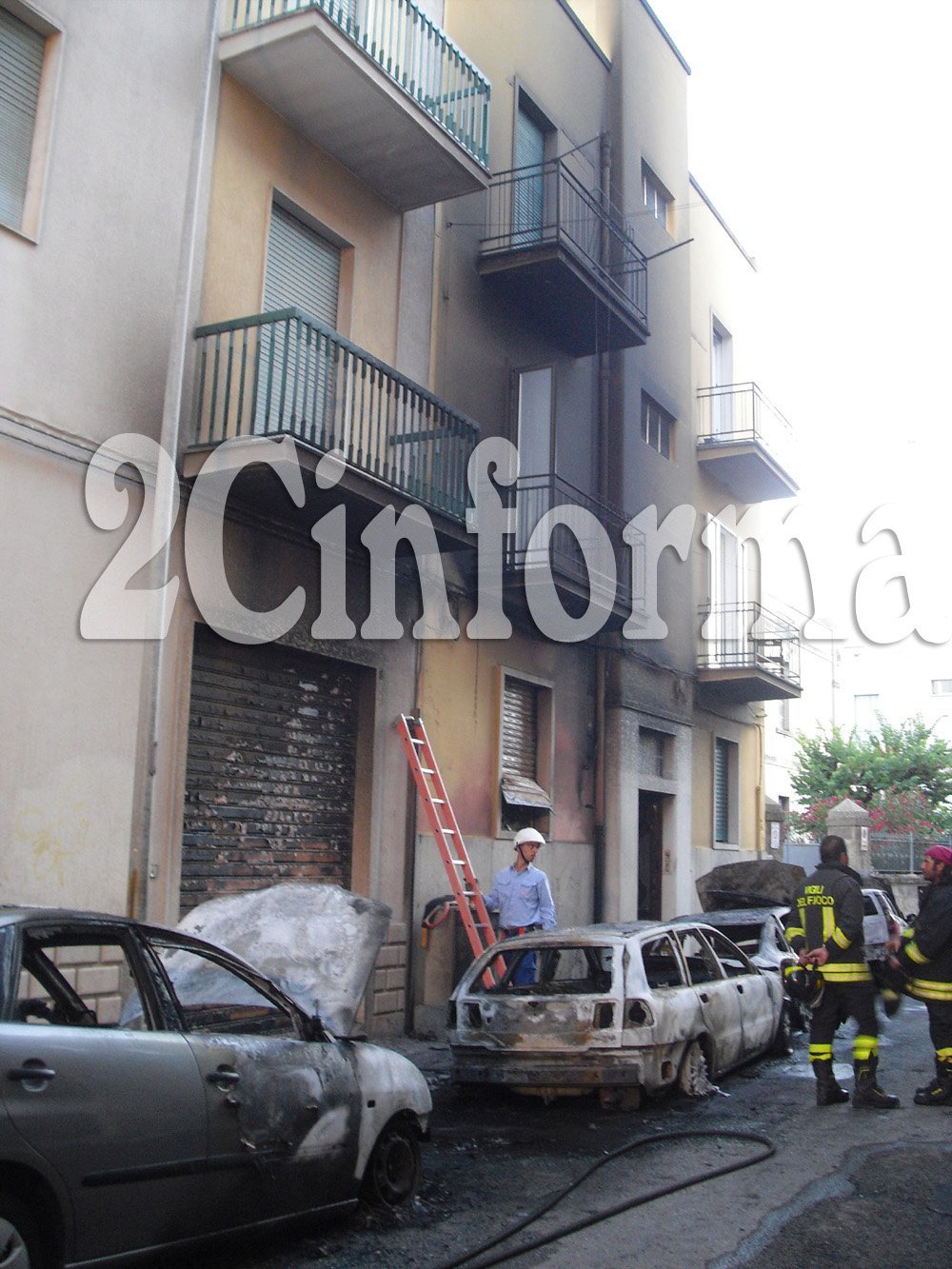 incendio_auto_palazzina