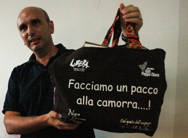 facciamo un pacco alla camorra 0