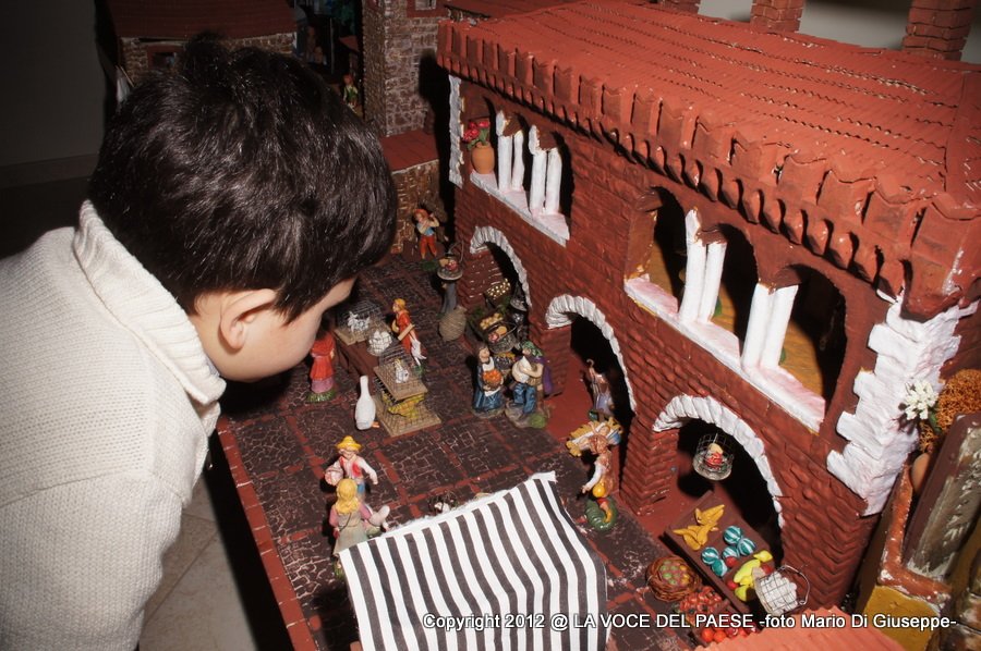 presepe in famiglia bimbo curioso