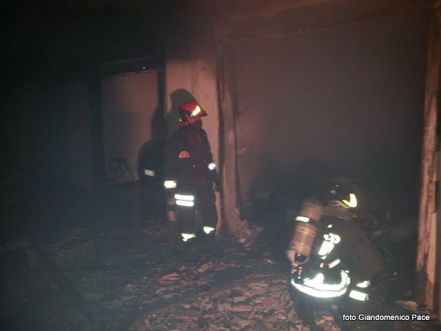 incendio auto pompieri