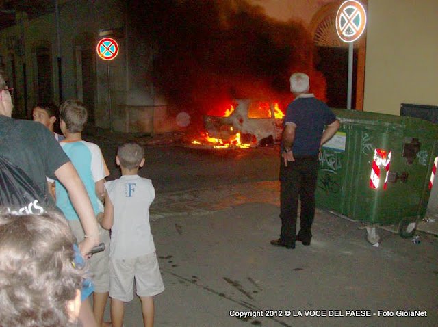 incendio auto via ugo bassi curiosi