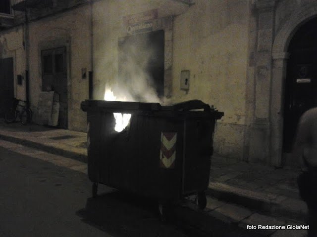 incendio cassonetto via cavour1