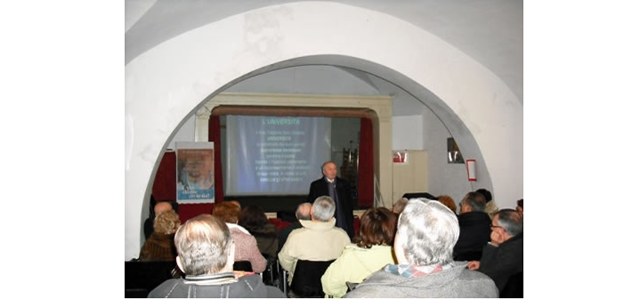 Gentile spiega la lezione