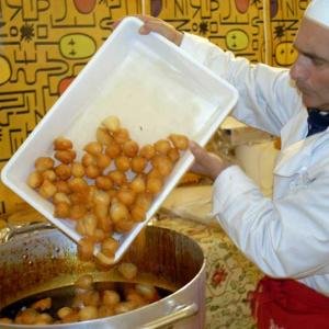 Pettole-nelle-gnostre-e-cioccolato-in-sagra-23425 c300