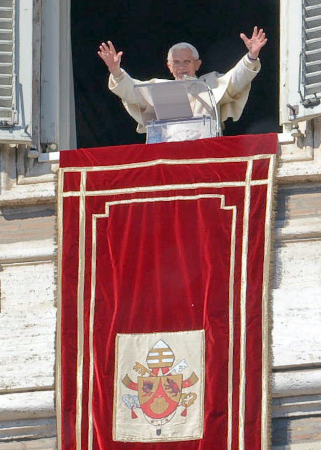 papa-ratzinger-si-dimette-371