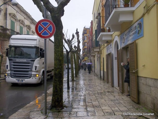 tir-bloccato-via-di-vittorio3