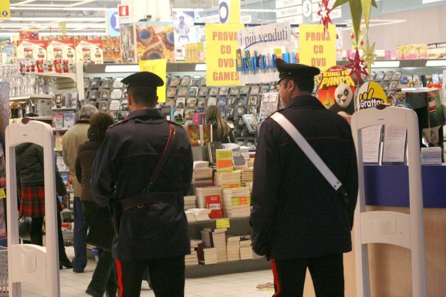 carabinieri centro commerciale