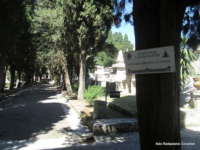 cimitero cartello ingresso