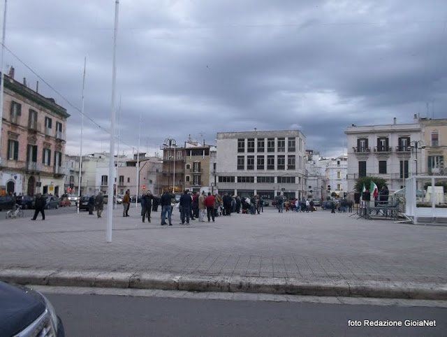 povia comizio piazza2