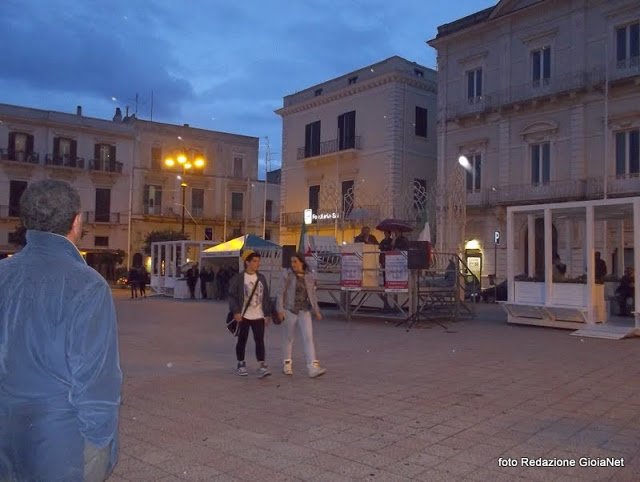 povia comizio piazza4
