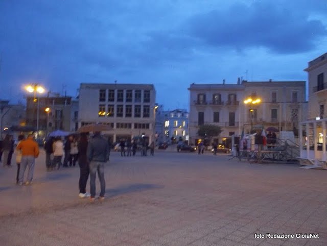 povia comizio piazza5